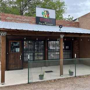This place looks adorable! We so wanted to eat there, but they weren&apos;t open the day we drove through- see you next time Elisa!