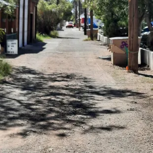 Alley that leads to Elisa&apos;s
