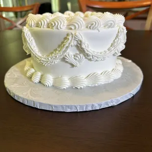 Piping on smash cake