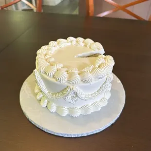 Piping on smash cake