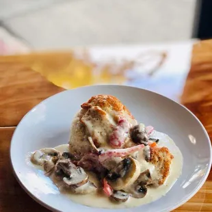 Pechuga de Pollo en salsa de ongo y queso