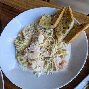 Alfredo Linguini with shrimp