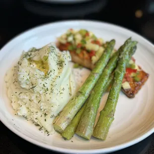 Salmon with mashed potatoes and asparagus