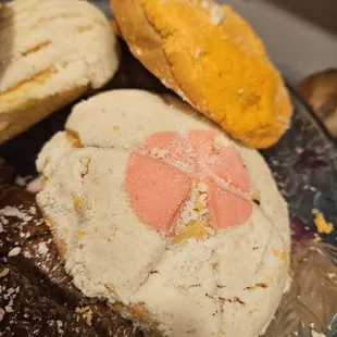 Conchita con flor rosita en el centro.