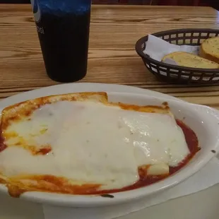 Manicotti with garlic bread