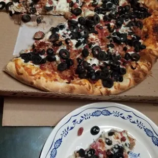 Ham, Bacon, Mushrooms, &amp; Black Olives.