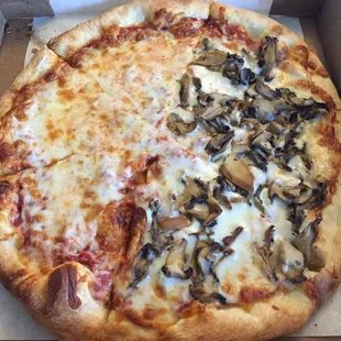 Large with 1/2 fresh mushrooms. My family loved it!