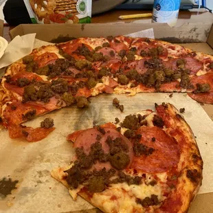 Meat lover&apos;s pizza