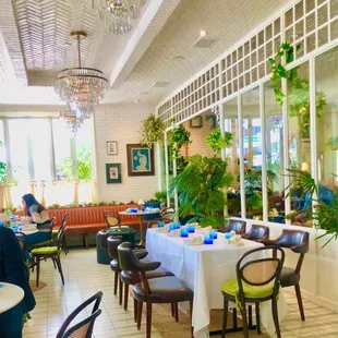 Dining area to the left of the entry
