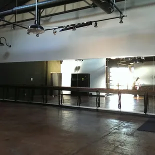 Simple layout.. all you need for a good exercise is the barre!