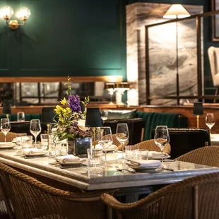 Ellington Park Bistro: Upscale French restaurant with premium seating.
