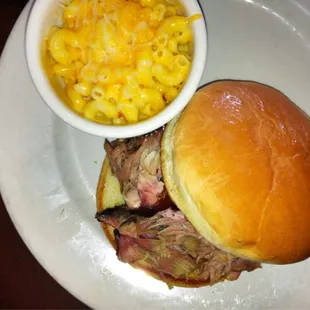 Pulled pork sandwich with mac n cheese