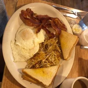 a plate of breakfast food