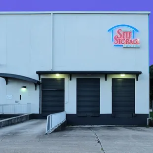 Loading dock with 3 bay doors. 1 dock leveler, 1 ramp for easy loading and unloading. The dock can accommodate a 53 foot trailer truck.