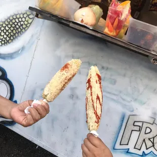 Un elote con chile de polvo y uno con Valentina solamente...damn these smell delicious! #100mexican
