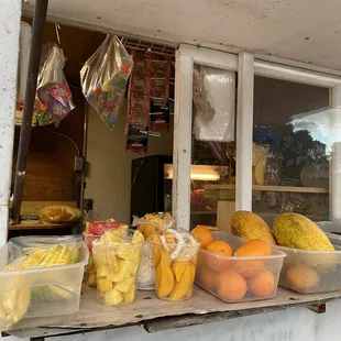 Many delicious fruit.