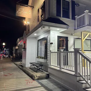 the front of a restaurant at night