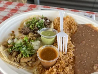 Tita's Pupuseria Lonchera