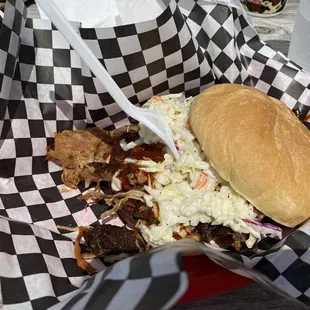Pulled pork sandwich with slaw