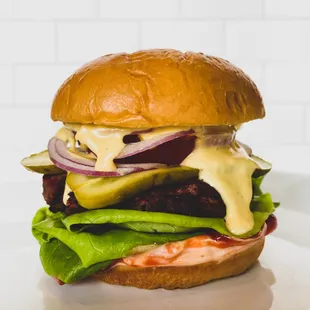 a cheeseburger on a plate