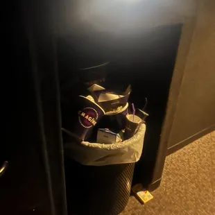 Trash full, not emptied before next showing