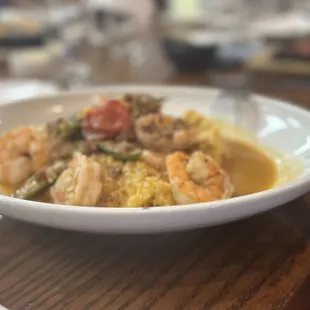 Shrimp and grits - plenty of shrimp but too much grits ; very good !