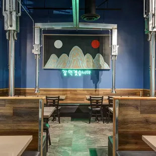 Dine beneath our modern rendition of Irworobongdo, a panting which was always displayed behind the king's throne during the Joseon dynasty.