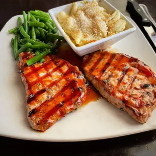 Grilled pork chops with jalapeño mac &amp; cheese and green beans