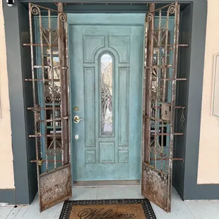 Gorgeous front door..
