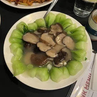 Black Mushrooms and Bok Choy in Garlic Sauce