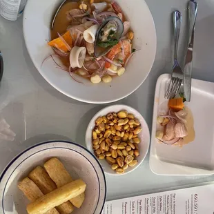 Ceviche Mixto, Jalea de mixta, Bistec a lo Pobre, arroz chaufa, yucas fritas, cancha.