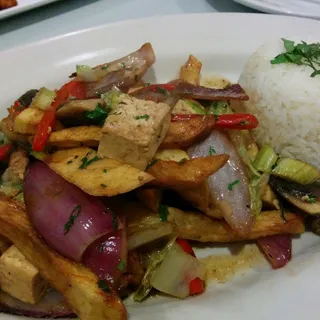 Saltado de Vegetales con Tofu y Hongos