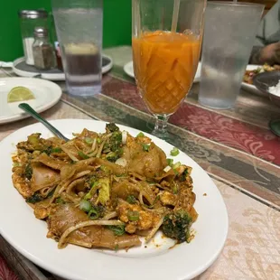 Pad Se Ew and Thai tea