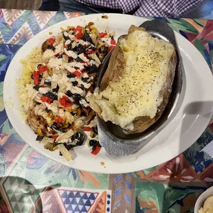 Santa Fe chicken . Full of flavor and large portion. Another good choice .