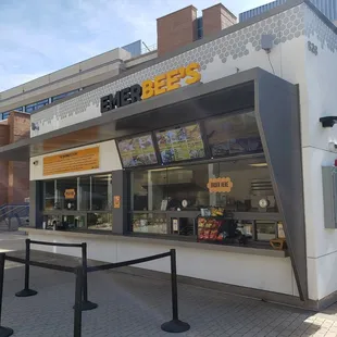 the outside of a fast food restaurant