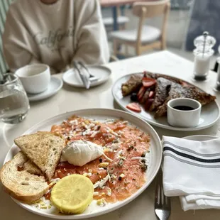 Smoked salmon plate