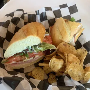Club sandwich with chips