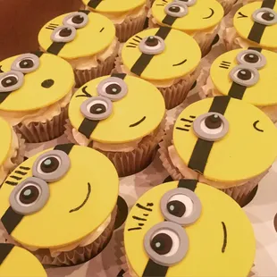 Minion cupcakes