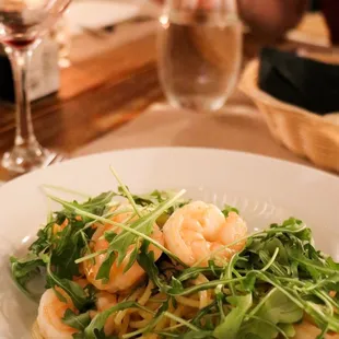 Spaghetti with arugula and shrimp