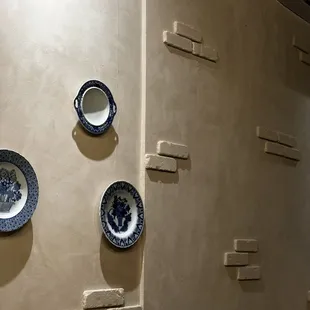 Live the beautiful plates on the wall. Would be even more charming if it was fully covered in various plates.