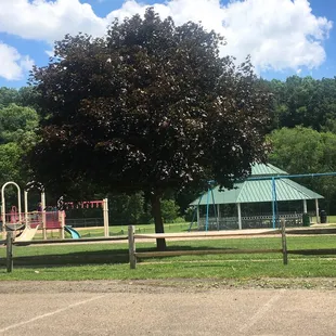 Very clean common areas for picnics or parties