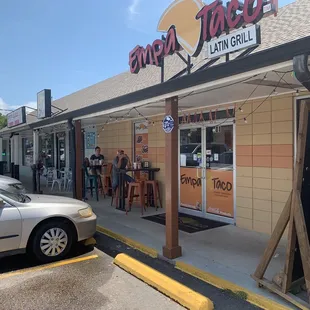 the outside of a restaurant