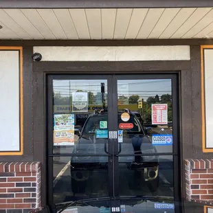 Front door a few minutes before opening ...