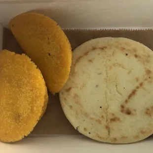 Empanada Colombiana y Calentao Paisa y una Arepa de Queso