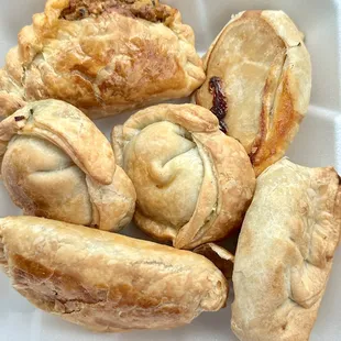 It's an "Empan-ada'thing" on this #SundayFunday afternoon. Yummy yes to Spinach, Chicken and Beef @ #EmpanadaFactory