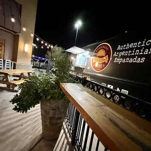 the outside of a restaurant at night