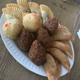 Catibia de yuca rellenas de carne de res, bola de yucas, quipe de res y pollo, empanadas de pollo