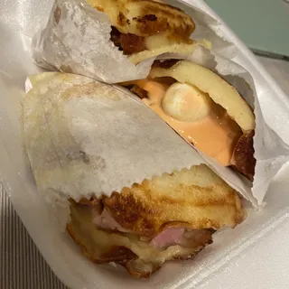 Arepa Rellena de Pina y Jamon
