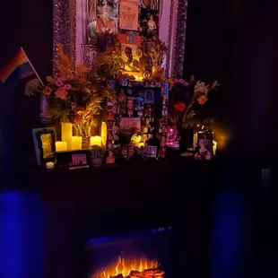 Decor inside, cool "fireplace"