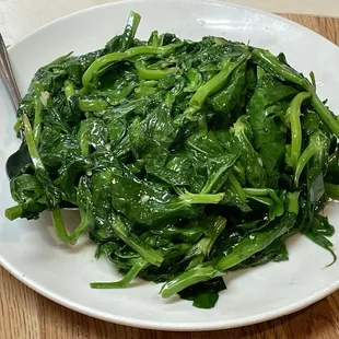 Pea shoots in garlic sauce